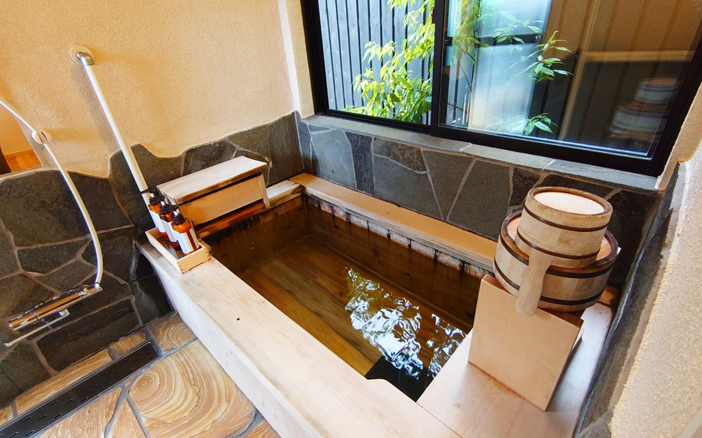 内湯の檜風呂