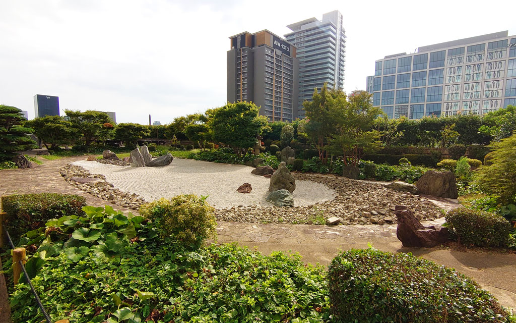 ロビー横の日本庭園